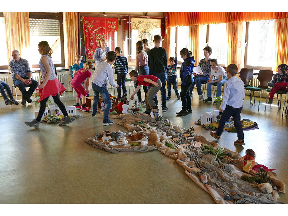 Kinderkarfreitagsliturgie im Gemeindezentrum (Foto: Karl-Franz Thiede)